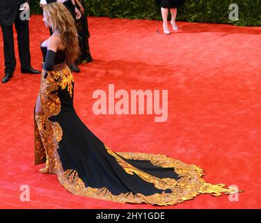 Beyonce bei der Benefit Gala des Costume Institute im Metropolitan Museum of Art, New York, zur Eröffnung von PUNK Chaos to Couture. Stockfoto