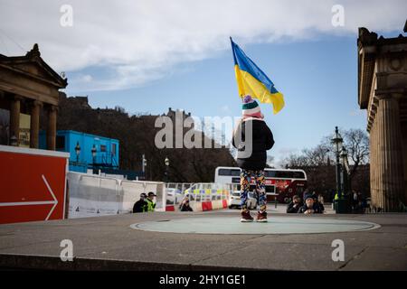 Stopp des Krieges Demonstranten versammeln sich auf dem Hügel in Edinburgh, um gegen die russische Invasion der Ukraine zu protestieren, an der auch mehrere MSP teilnahmen. Stockfoto