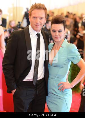 Damian Lewis und Helen McCrory kommen bei der Costume Institute Benefit Gala im Metropolitan Museum of Art, New York, und feiern die Eröffnung von PUNK Chaos to Couture. Stockfoto