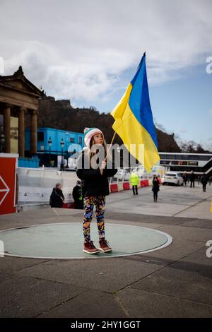 Stopp des Krieges Demonstranten versammeln sich auf dem Hügel in Edinburgh, um gegen die russische Invasion der Ukraine zu protestieren, an der auch mehrere MSP teilnahmen. Stockfoto