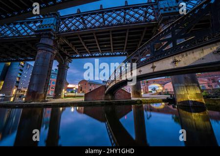 Historische Brücken während der Blauen Stunde im Castlefield-Viertel von Manchester, England Stockfoto