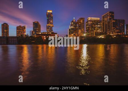 Skyline von Austin, Texas, Stadtbild in der Innenstadt. USA Austin City. Stadt mit Sonnenuntergang bei Nacht. Reflexion im Wasser. Stockfoto