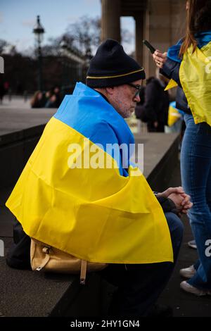 Stopp des Krieges Demonstranten versammeln sich auf dem Hügel in Edinburgh, um gegen die russische Invasion der Ukraine zu protestieren, an der auch mehrere MSP teilnahmen. Stockfoto