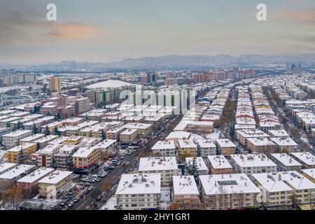 Ankara, Türkei-Janury 25 2022: Panoramablick auf Ankara mit Bahcelievler und Emek Bezirken im Winter. Stockfoto