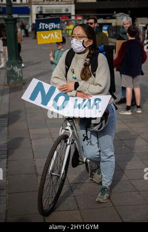 Stopp des Krieges Demonstranten versammeln sich auf dem Hügel in Edinburgh, um gegen die russische Invasion der Ukraine zu protestieren, an der auch mehrere MSP teilnahmen. Stockfoto