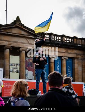 Stopp des Krieges Demonstranten versammeln sich auf dem Hügel in Edinburgh, um gegen die russische Invasion der Ukraine zu protestieren, an der auch mehrere MSP teilnahmen. Stockfoto