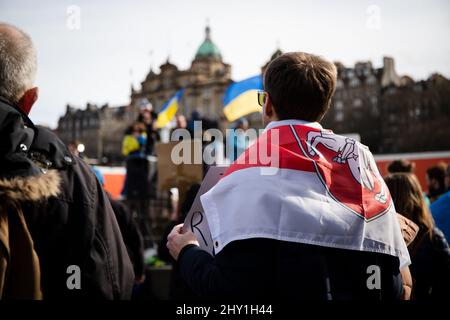 Stopp des Krieges Demonstranten versammeln sich auf dem Hügel in Edinburgh, um gegen die russische Invasion der Ukraine zu protestieren, an der auch mehrere MSP teilnahmen. Stockfoto