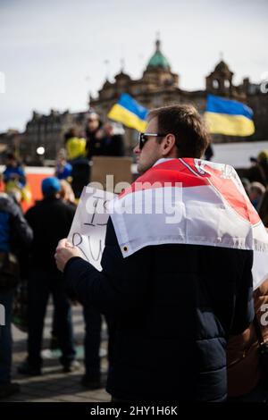 Stopp des Krieges Demonstranten versammeln sich auf dem Hügel in Edinburgh, um gegen die russische Invasion der Ukraine zu protestieren, an der auch mehrere MSP teilnahmen. Stockfoto