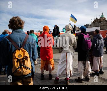 Hare Krishna nahm an einem Protest gegen die russische Invasion der Ukraine in Edinburgh Teil Stockfoto