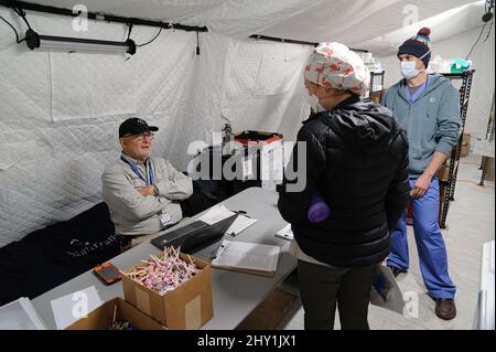 Lviv, Ukraine. 14. März 2022. Medizinisches Material des neu geschaffenen Krankenhauses, das von amerikanischen Ärzten der Organisation „Samaritans Geldbörse“ in der Tiefgarage von King Cross Leopolis inmitten der russischen Militärinvasion in der Ukraine im Dorf Sokilniki in der Nähe von Lviv eingesetzt wurde. Kredit: SOPA Images Limited/Alamy Live Nachrichten Stockfoto