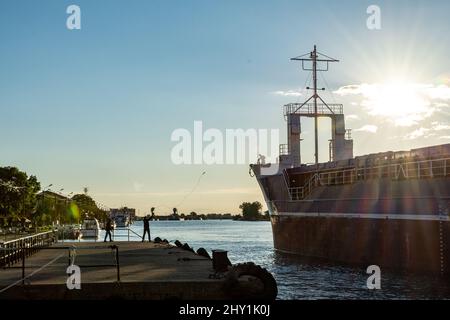 Schiff an Land im Hafen von Sulina, an der Donau, Rumänien Stockfoto