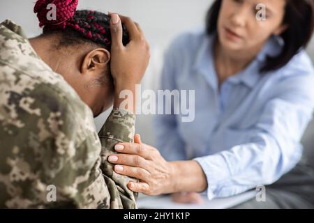 Professioneller Psychiater, Der Schwarzen Militärfrau Hilft, Posttraumatische Belastungsstörung Zu Überwinden Stockfoto