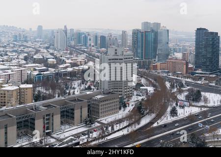 Ankara, Türkei-Janury 25 2022: Panoramablick auf Ankara mit der Kreuzung, die Mevlana Boulevard (Konya Yolu) Stockfoto