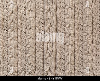 Strickmuster. Nahaufnahme der gestrickten Wollstruktur. Braunes Muster als Hintergrund gestrickt. Stockfoto