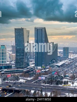 Ankara, Türkei-Janury 25 2022: Panoramablick auf Ankara mit der Kreuzung, an der sich der Mevlana Boulevard (Konya Yolu) und der Ismet Inonu Boulevard treffen. Vertic Stockfoto