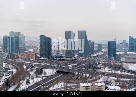 Ankara, Türkei-Janury 25 2022: Panoramablick auf Ankara mit der Kreuzung, an der sich der Mevlana Boulevard (Konya Yolu) und der Ismet Inonu Boulevard treffen. Stockfoto