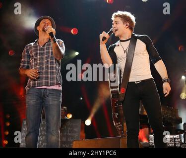Jason Mraz und Hunter Hayes treten während der nächtlichen Konzerte des CMA Music Festival 2013 im LP Field in Nashville, USA, auf. Stockfoto