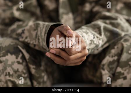 Verschalzte Hände Der Schwarzen Soldatenfrau In Tarnuniform, Nahaufnahme Stockfoto