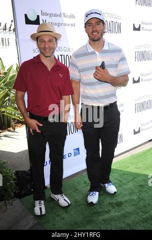 Breckin Meyer & Mark-Paul Gosselaar attedinfg das jährliche sag Golf Classic 4. im Lakeside Golf Club in Los Angeles, USA. Stockfoto