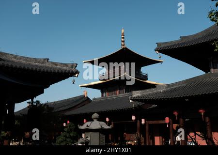 Schöne Aussicht auf einen Tempel unter dem blauen Himmel Stockfoto