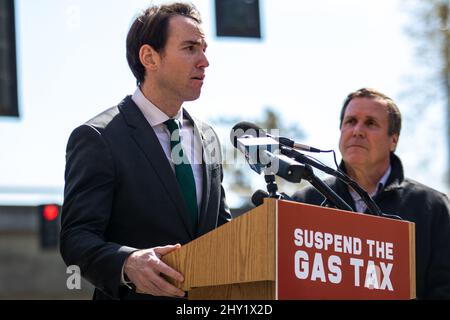 Sacramento, USA. 14. März 2022. Der Assemblyman Kevin Kiley spricht am Montag, den 14. März 2022, während einer Pressekonferenz an einer Shell-Tankstelle in Sacramento, Kalifornien, über ab 1638. Die Rechnung würde die Gassteuer für sechs Monate aussetzen. (Foto von Rahul Lal/Sipa USA) Quelle: SIPA USA/Alamy Live News Stockfoto