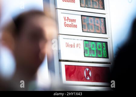 Sacramento, USA. 14. März 2022. Hohe Preise an einer Shell-Tankstelle in Sacramento, Kalifornien, am Montag, den 14. März 2022. (Foto von Rahul Lal/Sipa USA) Quelle: SIPA USA/Alamy Live News Stockfoto