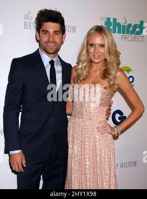 Justin Gaston und Melissa Ordway nehmen an der jährlichen Durstgala 4. im Beverly Hilton Hotel in Beverly Hills, Kalifornien, Teil. Stockfoto