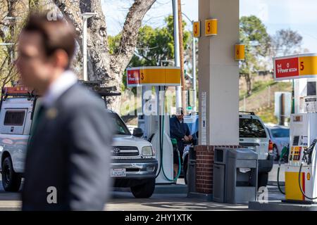 Sacramento, USA. 14. März 2022. Ein Kunde füllt Gas, entfernt von einer Pressekonferenz zum Thema ab 1638 unter der Leitung von Assemblyman Kevin Kiley, an einer Shell-Tankstelle in Sacramento, Kalifornien, am Montag, den 14. März 2022. (Foto von Rahul Lal/Sipa USA) Quelle: SIPA USA/Alamy Live News Stockfoto