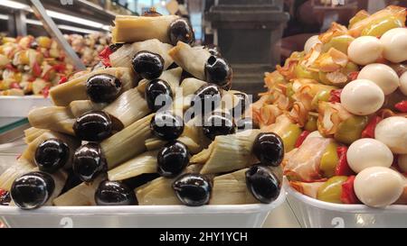 Nahaufnahme von Kanapees mit Oliven und Wachteleiern auf einer Theke Stockfoto