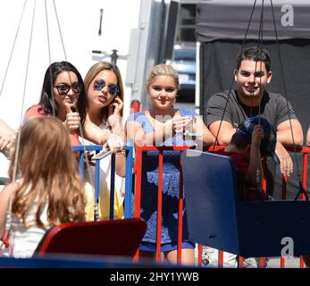 Ariel Winter (Mitte) und Shanelle Grey (ganz links) beim Einkaufen auf dem Studio City Farmers Market, Studio City, Kalifornien. Stockfoto