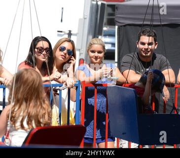 Ariel Winter (Mitte) und Shanelle Grey (ganz links) beim Einkaufen auf dem Studio City Farmers Market, Studio City, Kalifornien. Stockfoto