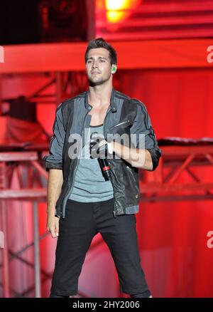 James Maslow von Big Time Rush auf der Bühne während der Sommerpause-Tour Halt im Time Warner Cable Music Pavillion, Raleigh, North Carolina. Stockfoto