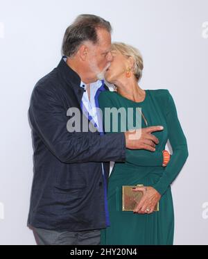 Taylor Hackford und Helen Mirren treffen am Donnerstag, den 11. Juli 2013, zur LA-Premiere von „Red 2“ im Westwood Village in Los Angeles ein. Stockfoto