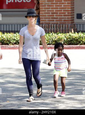 Jillian Michaels Partner Heidi Rhoades & Lukensia Michaels RhoA in Malibu, USA, gesehen. Stockfoto