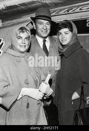 Gary Cooper, Ehefrau Veronica Balfe, Tochter Maria Cooper auf Reise nach Los Angeles, ca. 1961. Dateireferenz # 34145-550THA Stockfoto