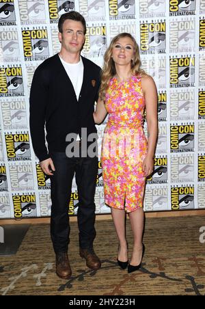 Chris Evans und Scarlett Johansson nehmen an der „Captain America: The Winter Soldier“ auf der Comic-Con 2013 im San Diego Convention Center Teil Stockfoto