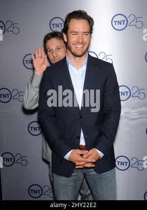 Mark-Paul Gosselaar & Breckin Meyer kommen zur TNT's 25. Anniversary TCA Party im Hilton Hotel, Beverly Hills. Stockfoto