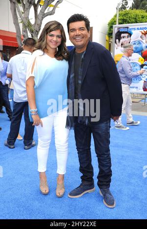 George Lopez und Mayan Lopez bei der Premiere von „The Smurfs 2“ in Los Angeles, Kalifornien. Stockfoto