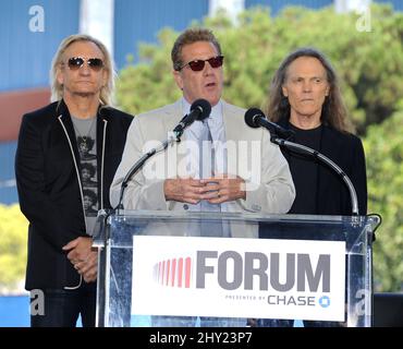 Glenn Frey, Timothy B. Schmit und Joe Walsh, The Eagles, bei einer Pressekonferenz für die Madison Square Garden Company, um die Wiederbelebung des Forums während einer Pressekonferenz im alten Forum bekannt zu geben Stockfoto