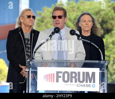 Glenn Frey, Timothy B. Schmit und Joe Walsh, The Eagles, bei einer Pressekonferenz für die Madison Square Garden Company, um die Wiederbelebung des Forums während einer Pressekonferenz im alten Forum bekannt zu geben Stockfoto