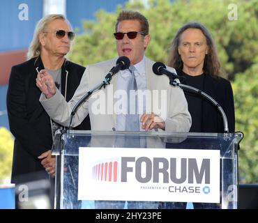 Glenn Frey, Timothy B. Schmit und Joe Walsh, The Eagles, bei einer Pressekonferenz für die Madison Square Garden Company, um die Wiederbelebung des Forums während einer Pressekonferenz im alten Forum bekannt zu geben Stockfoto