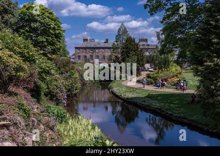 Blick auf die Pavilion Gardens in Buxton, England Stockfoto