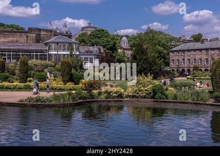 Blick auf die Pavilion Gardens, einen traditionellen viktorianischen Park und beliebtes Touristenziel in Buxton, England Stockfoto