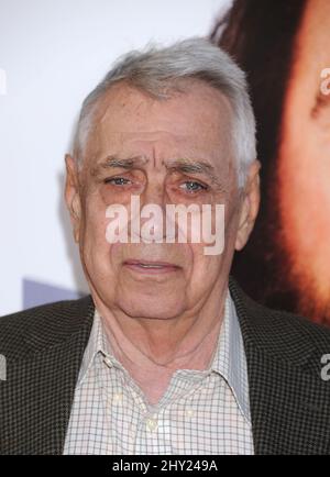 Philip Baker Hall kommt bei der Premiere von „Clear History“ am Mittwoch, den 31. Juli 2013, im Cinerama Dome in Los Angeles an. Stockfoto