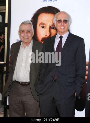 Philip Baker Hall und Larry David kommen bei der Premiere von „Clear History“ am Mittwoch, den 31. Juli 2013, im Cinerama Dome in Los Angeles an. Stockfoto