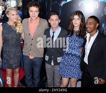 Leven Rambin, Douglas Smith, Logan Lerman, Alexandra Daddario, Brandon T. Jackson treffen am Mittwoch, den 31. Juli 2013 in Glendale, Kalifornien, bei einer Sondervorführung von „Percy Jackson: Sea of Monsters“ im Americana in den Brand Pacific Theatres ein. Stockfoto