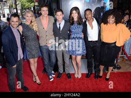 Thor Freudenthal, Leven Rambin, Douglas Smith, Logan Lerman, Alexandra Daddario, Brandon T. Jackson, Yvette Nicole Brown trifft am Mittwoch, den 31. Juli 2013 in Glendale, Kalifornien, bei einer Sondervorführung von „Percy Jackson: Sea of Monsters“ im Americana in den Brand Pacific Theatres ein. Stockfoto