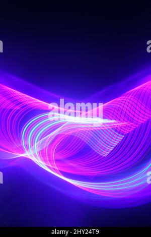 Vertikal eines abstrakten bewegten rosa und blauen Neonlichts für Techno-Tapete oder Hintergrund Stockfoto