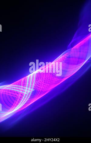 Vertikal eines abstrakten bewegten rosa und blauen Neonlichts für Techno-Tapete oder Hintergrund Stockfoto