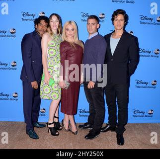 Naveen Andrews, Sophie Lowe, Emma Rigby, Michael Socha und Peter Gadiot nehmen an der ABC Summer TCA Press Tour Teil, die am 4. August 2013 im Beverly Hilton Hotel, Beverly Hills, Kalifornien, stattfand. Stockfoto